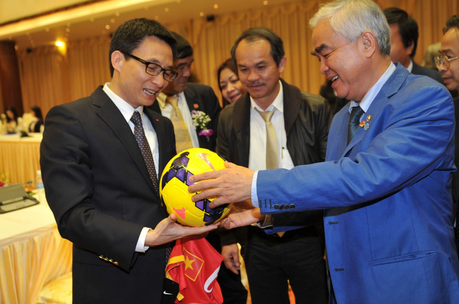 Phó thủ tướng Chính phủ Vũ Đức Đam (bên trái) yêu cầu đưa ra giải pháp xử lý tận gốc những vấn đề tồn tại của bóng đá Việt Nam