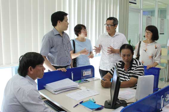  Ông Phạm Minh Hùng (thứ 2, bên trái qua) và đoàn công tác tham quan tìm hiểu Trung tâm hành chính công tỉnh.