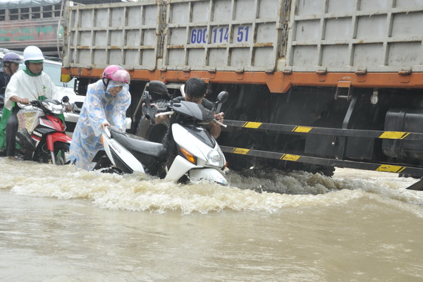 Đường Bùi Văn Hòa qua phường Long Bình cũng ngập trong nước.