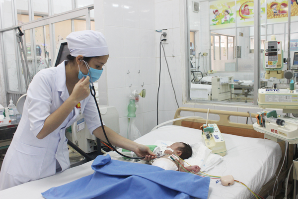 Một trẻ bị viêm phổi nặng phải thở máy đang được chăm sóc tại Khoa Hồi sức tích cực  - chống độc Bệnh viện đa khoa Đồng Nai. Ảnh: Đặng Ngọc