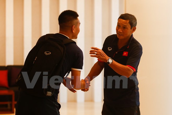 Huấn luyện viên Mai Đức Chung trực tiếp bắt tay từng học trò. Lễ tân khách sạn cho biết ông Chung tới từ hơn 10 giờ. (Ảnh: Thùy Minh/Vietnam+)