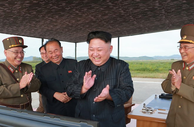 Nhà lãnh đạo Triều Tiên Kim Jong-un (thứ 2, phải) kiểm tra vụ phóng tên lửa Hwasong-12 tại một địa điểm ở Triều Tiên ngày 16/9. (Nguồn: YONHAP/TTXVN)