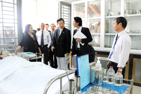 Hiệu trưởng Trường cao đẳng y tế Đồng Nai Nguyễn Thị Thanh Hà (bìa trái) hướng dẫn lãnh đạo tỉnh và đoàn công tác Nhật Bản tham quan mô hình thực tập của nhà trường. Ảnh: Đ.Ngọc
