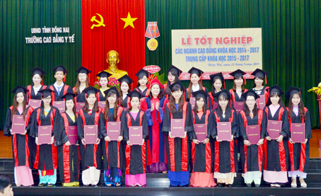 Hiệu trưởng Trường cao đẳng y tế Đồng Nai Nguyễn Thị Thanh Hà (giữa) trao bằng tốt nghiệp cho các sinh viên. Ảnh do trường cung cấp