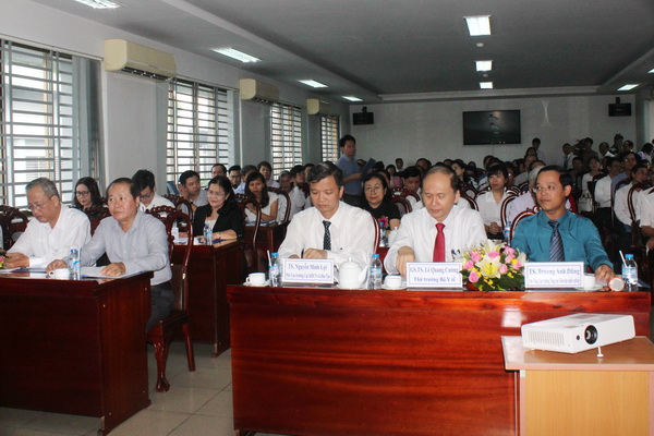Các đại biểu tham dự buổi hội thảo tại Trường cao đẳng y tế Đồng Nai.