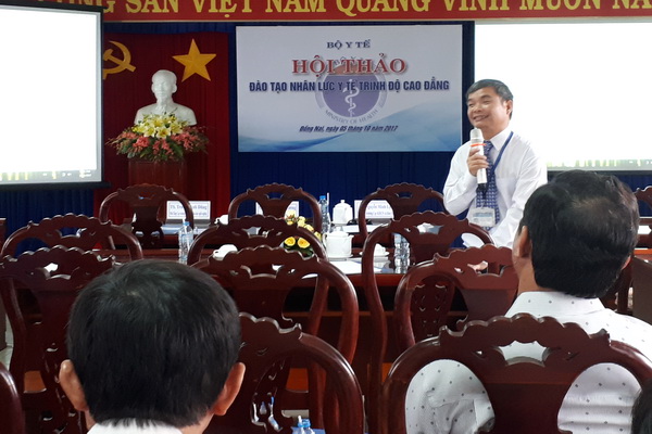 Phó hiệu trưởng Trường cao đẳng y tế Đồng Nai Nguyễn Lương Thao tham gia thảo luận.  