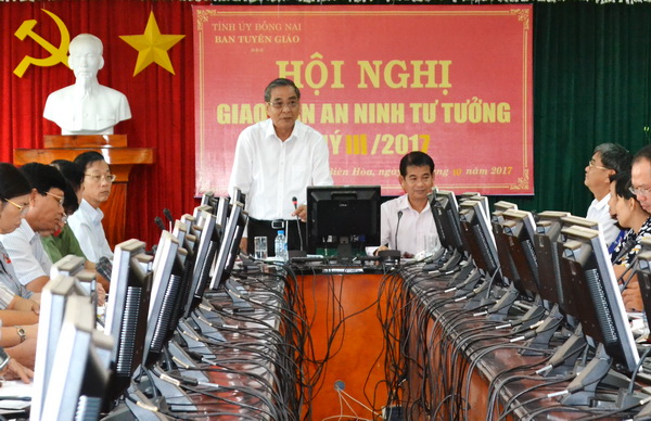 Đồng chí Trần Văn Tư, Phó bí thư thường trực Tỉnh ủy, phát biểu chỉ đạo tại buổi giao ban.