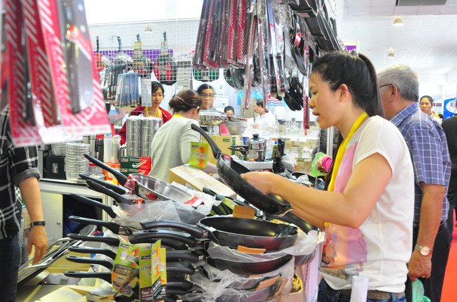 Việt Nam nhập khẩu lượng hàng lớn từ Thái Lan. Trong ảnh: hàng Thái được bày bán tại một hội chợ