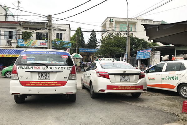  Xe taxi hãng Vinasun có dán khẩu hiệu đậu trên đường Hà Huy Giáp
