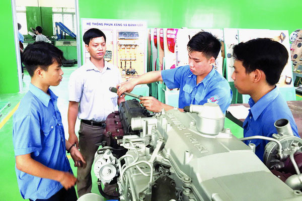 Đào tạo nghề cho lao động trẻ tại Trường trung cấp kinh tế - kỹ thuật Đồng Nai( huyện Nhơn Trạch).