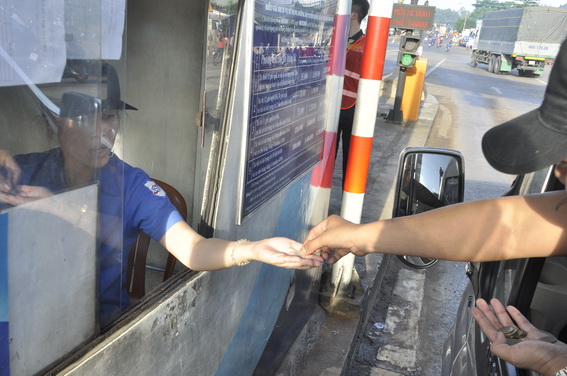 Tài xế dùng tiền lẻ mệnh giá thấp mua vé qua trạm thu phí BOT tuyến tránh TP.Biên Hòa