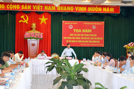 Trưởng ban Dân vận Tỉnh ủy Hồ Thanh Sơn phát biểu tại tọa đàm.