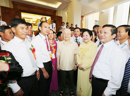 Tổng Bí thư Nguyễn Phú Trọng trao đổi với các đại biểu nông dân xuất sắc. Ảnh: TTXVN