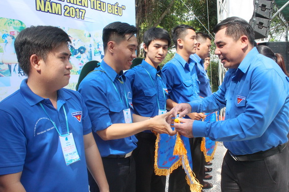 Bí thư Tỉnh Đoàn Nguyễn Cao Cường tặng cờ lưu niệm tham gia hội trại cho các đơn vị