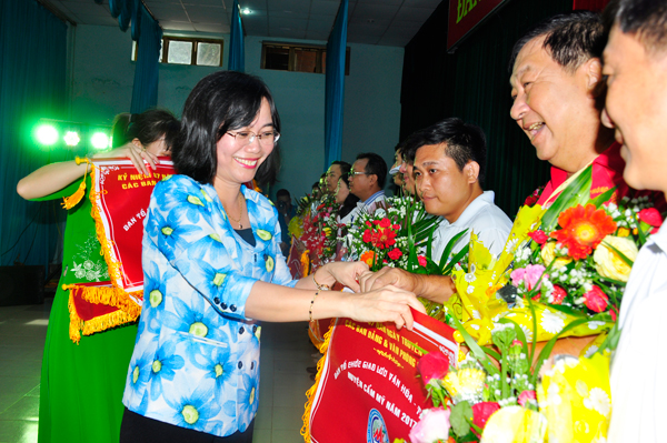 Bí thư Huyện ủy Cẩm Mỹ Nguyễn Thị Hoàng trao cờ lưu niệm cho các đơn vị tham dự giao lưu.