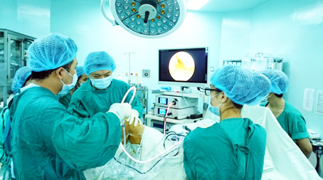 Bệnh viện đa khoa khu vực Long Khánh là bệnh viện đầu tiên của tỉnh đề nghị được tự chủ. Trong ảnh: Các bác sĩ Khoa Chấn thương - chỉnh hình Bệnh viện đa khoa khu vực Long Khánh thực hiện một ca nội soi ở gối cho bệnh nhân.