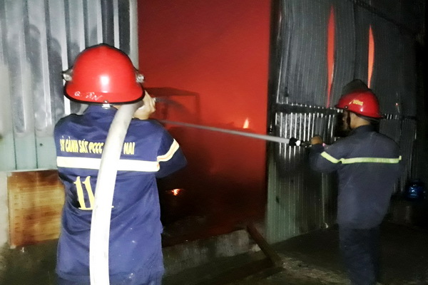 Cảnh sát PCCC dập lửa trong nhà xưởng