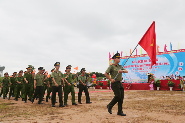Đoàn lực lượng Công an huyện Tân Phú diễu hành qua lễ đài