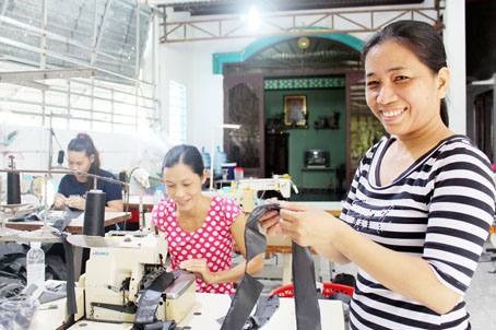 Tổ hợp tác may gia công của bà Nguyễn Hồng Hà (bìa phải) hiện tạo việc làm thường xuyên cho 10 phụ nữ.