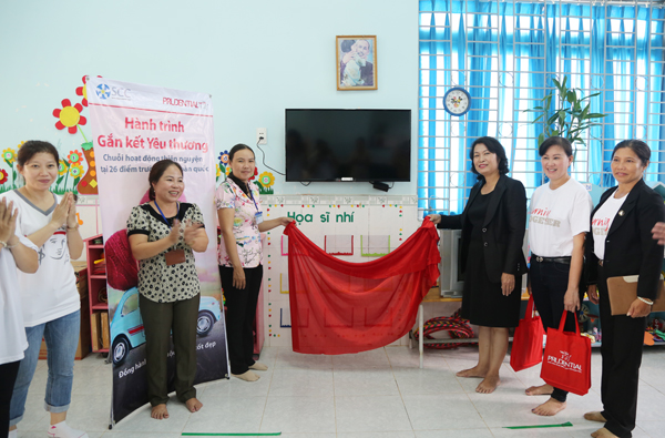 Đại diện Công ty Bảo hiểm nhân thọ Prudential Việt Nam tặng tivi cho trường mầm non Xuân Tây.