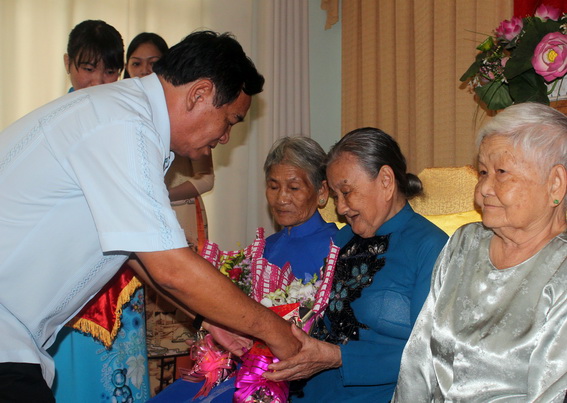 Đồng chí Trần Đình Thành, nguyên Ủy viên Trung ương Đảng, nguyên Bí thư Tỉnh ủy trao hoa và quà mừng thọ cho các hội viên