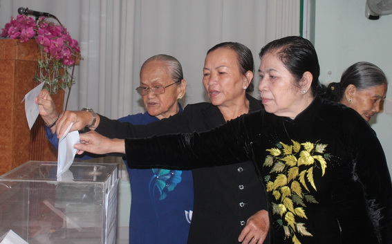 Các hội viên Câu lạc bộ cán bộ Hội phụ nữ hưu trí ủng hộ đồng bào miền Trung