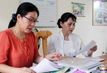 Bà Nguyễn Thị Quang (phải) trao đổi với cán bô Hội Liên hiệp phụ nữ phường về các hoạt động Hội sắp tới. Ảnh: Cẩm Tú