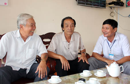 Đôi bạn Nguyễn Văn Sỹ (bìa trái) - Nguyễn Văn Hiền (giữa) trao đổi với Chủ tịch UBND xã Gia Kiệm Vũ Văn Toàn về tiến độ thu tiền dân để nâng cấp tuyến đường Bò.