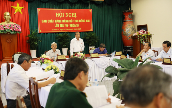 Phó bí thư Thường trực Tỉnh ủy Trần Văn Tư phát biểu tại hội nghị