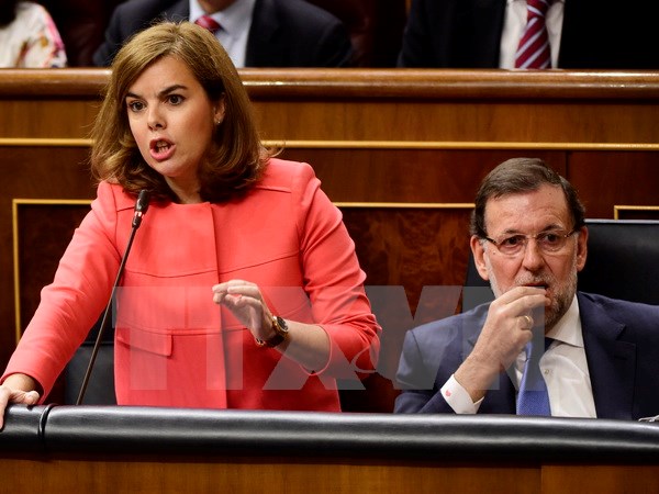 Thủ tướng Tây Ban Nha Mariano Rajoy (phải) và Phó Thủ tướng Tây Ban Nha Soraya Saenz de Santamaria (trái) tại cuộc họp ở Madrid ngày 17/6/2015. (Nguồn: AFP/TTXVN)