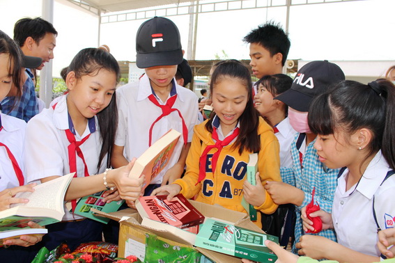 Học sinh Trường THCS Nguyễn Đình Chiểu (xã Gia Tân 2, huyện Thống Nhất) đọc sách do Trung tâm Văn miếu Trấn Biên trao tặng