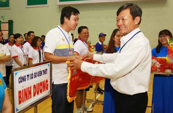 Ông Phạm Minh Đạo, Chủ tịch HĐQT Công ty TNHH MTV Xổ số kiến thiết và dịch vụ tổng hợp Đồng Nai, tặng hoa và cờ lưu niệm cho các đoàn tham dự.