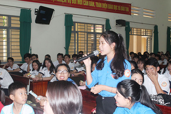  Đoàn viên, học sinh Trường THPT Xuân Lộc trả lời câu hỏi về Luật Giao thông đường bộ 