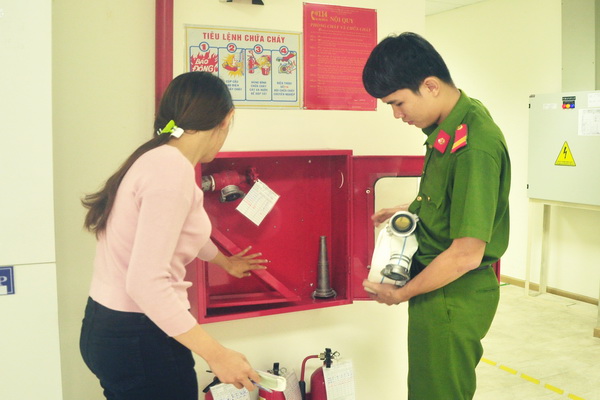 Cảnh sát phòng cháy, chữa cháy tỉnh kiểm tra tại Công ty TNHH Inzi Vina (Khu công nghiệp Amata, TP.Biên Hòa).