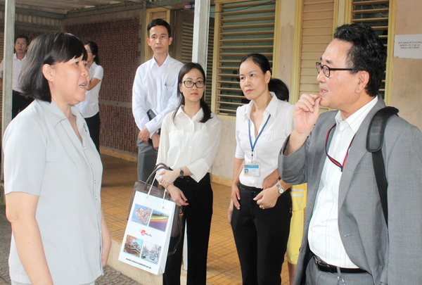  Bà Nguyễn Thị Kiều Oanh (bìa trái) trao đổi thêm với ông Kawaue Junichi (bìa phải), Tổng lãnh sự quán Nhật Bản tại TP. Hồ Chí Minh về hoạt động của trung tâm.