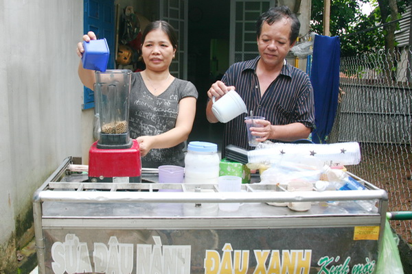 Bà Đinh Thị Thu Vân (ấp Suối Rút, xã Phú Túc, huyện Định Quán) cùng chồng chuẩn bị xay đậu nành để bán.