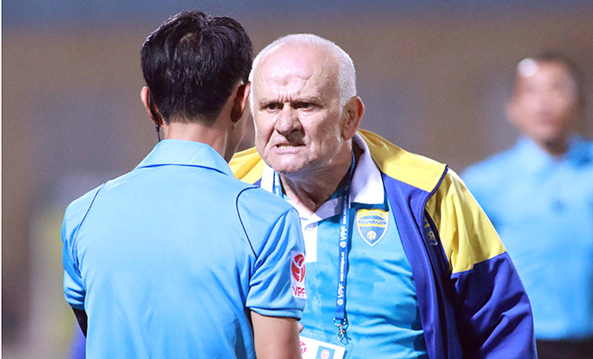 HLV Petrovic bức xúc với trọng tài trong trận gặp Than Quảng Ninh trên sân Cẩm Phả.