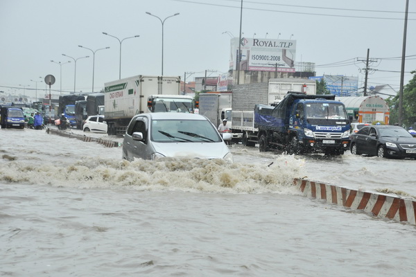 Ngập nước trên quốc lộ 51 đoạn qua phường Long Bình Tân (TP.Biên Hòa) thời gian qua gây khó khăn cho các phương tiện giao thông.