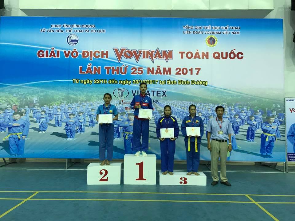 VĐV Lê Uyên Phương (Đồng Nai) nhận HCV hạng cân đối kháng 48kg nữ.