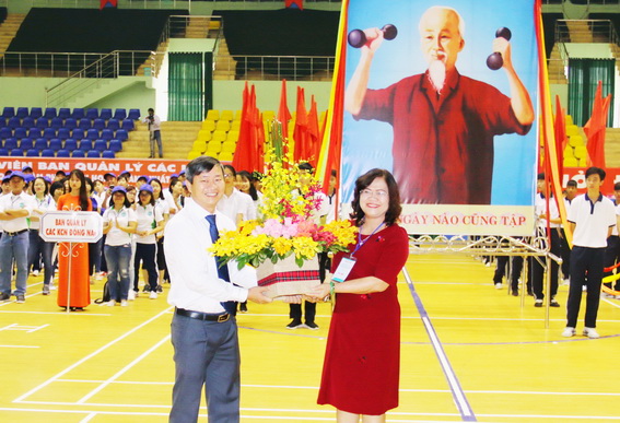Phó chủ tịch UBND tỉnh Nguyễn Hòa Hiệp tặng hoa chúc mừng hội thi