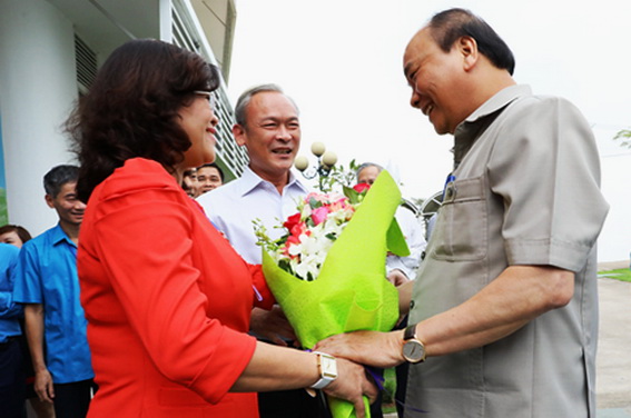 Các đồng chí lãnh đạo tỉnh và công nhân Công ty Taekwang Vina đón tiếp Thủ tướng Nguyễn Xuân Phúc (ảnh: Huy Anh)