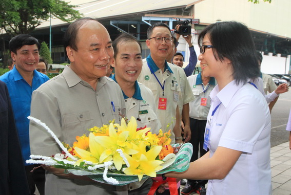 Đại diện công nhân lao động tại Công ty Taekwang Vina tặng hoa chúc mừng Thủ tướng Nguyễn Xuân Phúc (ảnh: Công Nghĩa)