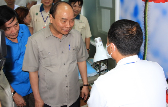 Thủ tướng Nguyễn Xuân Phúc thăm phòng khám bệnh công nhân (ảnh: Công Nghĩa)