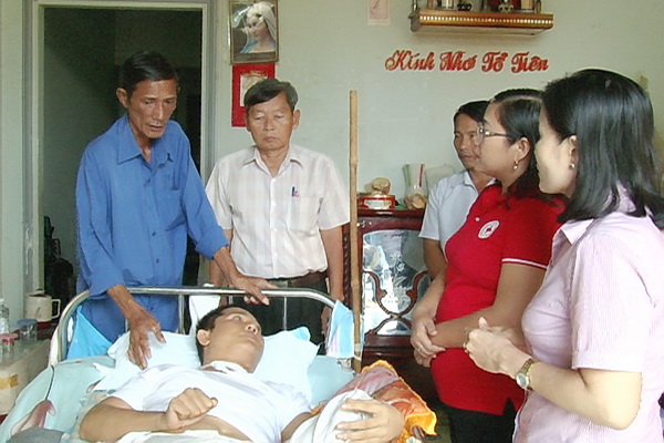 Đoàn công tác thăm hỏi, hỗ gia đình ông Phạm Huynh.
