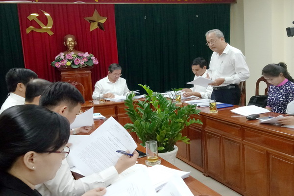 Giám đốc Sở Lao động, thương binh và xã hội Huỳnh Văn Tịnh trình bày ý kiến tại cuộc họp.