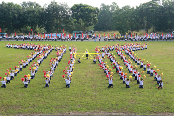 Các em học sinh trường THCS Trần Phú biểu diễn đồng diễn xếp hình tại lễ khai mạc