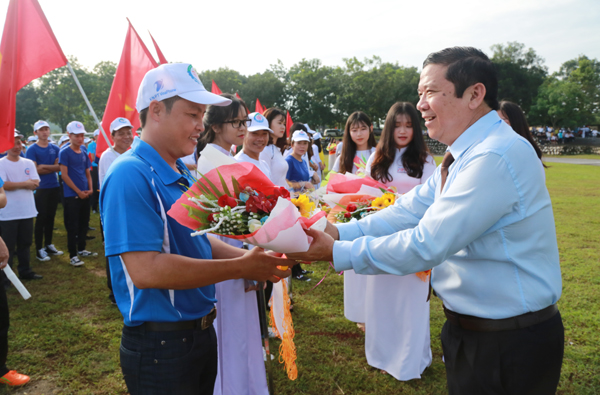 - Bí thư Huyện ủy Xuân Lộc Phạm Văn Thuận tặng hoa, cờ lưu niệm cho các đoàn
