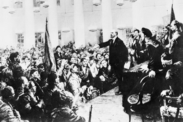 Lãnh tụ Đảng Bolshevik V.I.Lênin tuyên bố thành lập chính quyền Xô-viết tại Đại hội Xô-viết toàn Nga ngày 7-11-1917 tại điện Smolny, ngay sau khi chiếm Cung điện Mùa Đông.