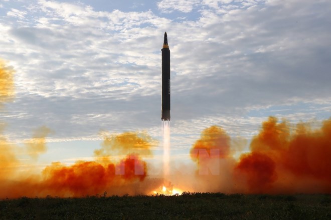 Tên lửa Hwasong-12 của Triều Tiên được phóng từ một địa điểm bí mật ngày 17/9. (Nguồn: Yonhap/TTXVN)