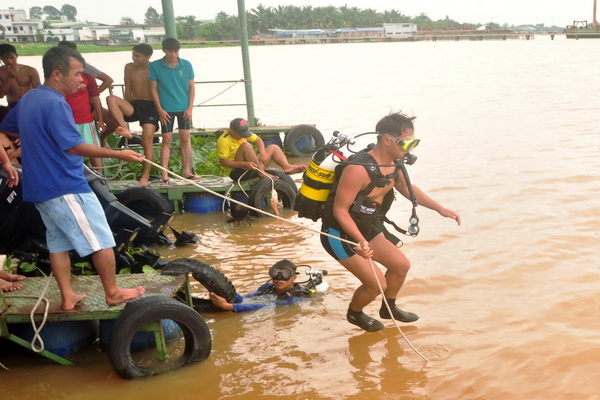 Lực lượng cứu nạn, cứu hộ luyện tập theo định kỳ trên sông Đồng Nai. ảnh: Đ.Tùng